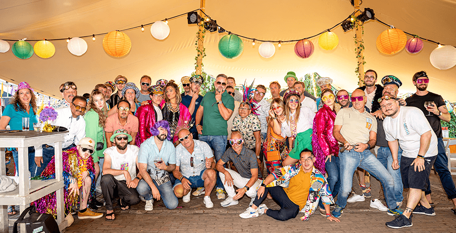vrolijke groepsfoto tijdens bedrijfsfestival amsterdam