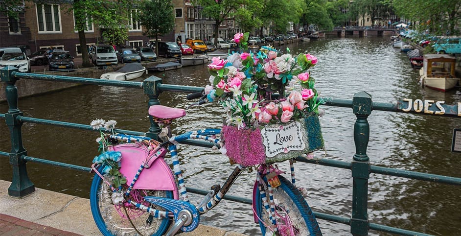 Cultureel Amsterdam bloemen fiets op gracht.
