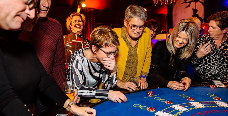 Collega's spelen spel tijdens Casino Party