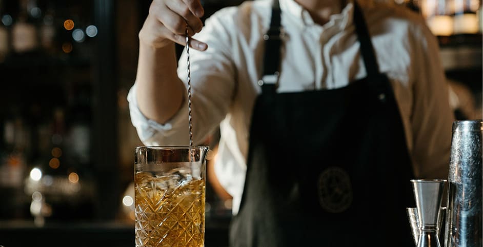 Cocktail van barman tijdens casino night