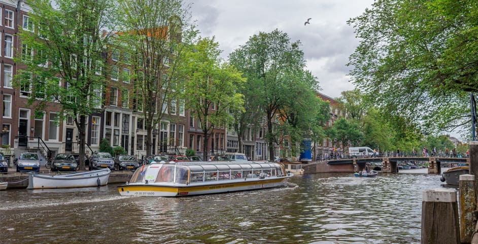 Rondvaartboot op grachten van Amsterdam