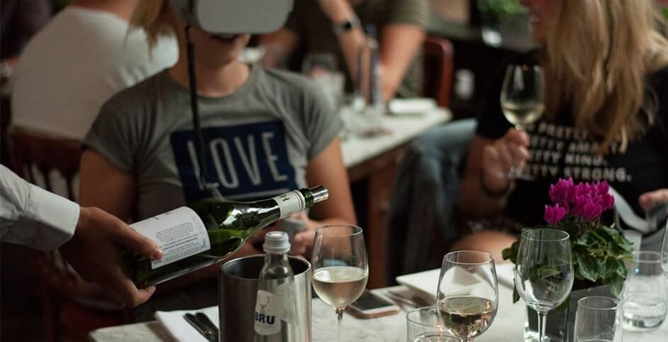 wijn inschenken tijdens dinerspel met virtual reality amsterdam