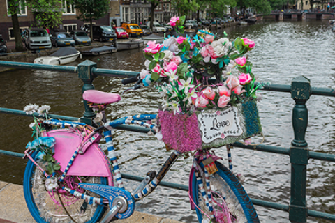 bloemenfiets op gracht Amsterdam