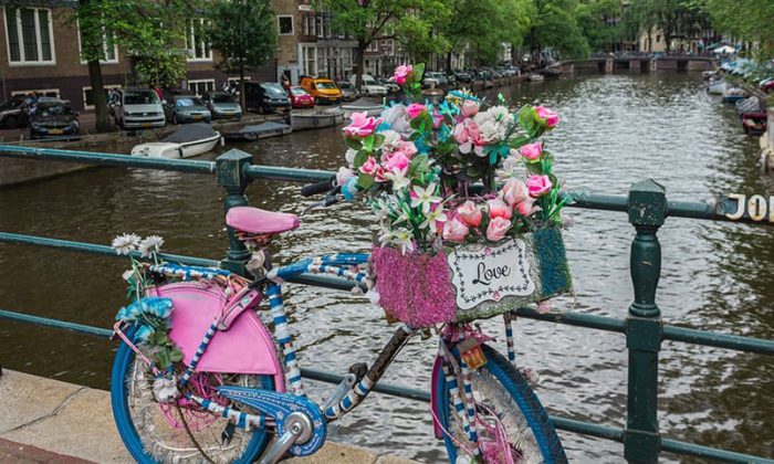 Cultureel Amsterdam bloemen fiets op gracht.