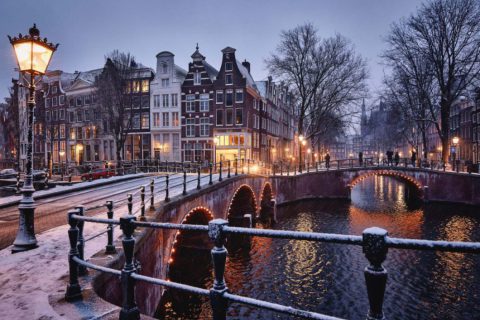 Winter uitje in Amsterdam op de grachten in de Jordaan